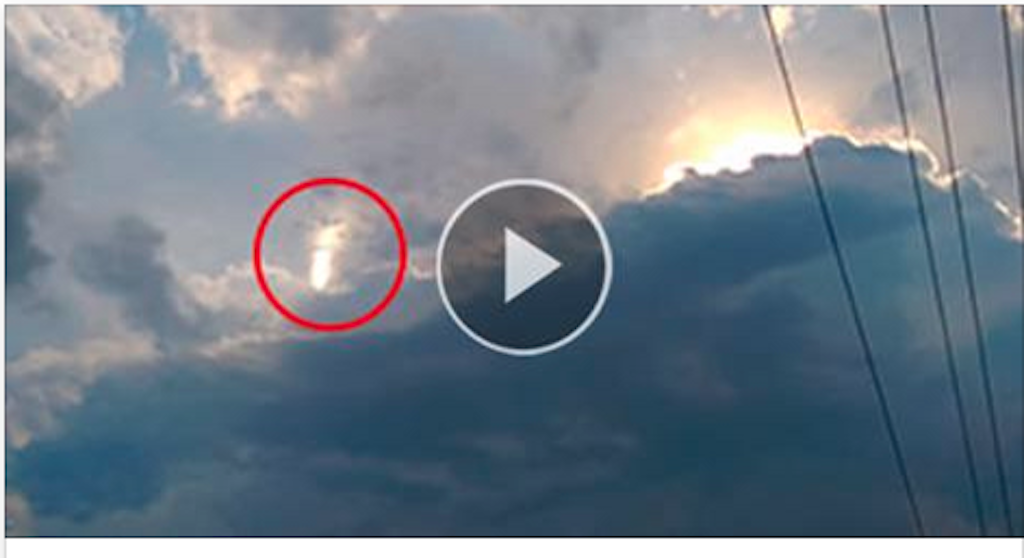  Was Going On Bike, Suddenly You To Stop Filming A Mysterious Beam Of Light In Movement In The Sky